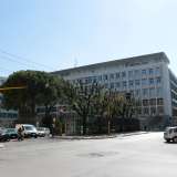 Ad angolo con via Fieramosca la strada incrocia l�imponente e grigia costruzione del Palazzo di Giustizia...